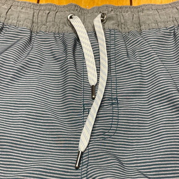Vuori Kore Lined Shorts Green/Gray Striped with 7 inch Inseam - Picture 6 of 15